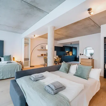 Daire Homely - Loft, Terrace, Near Ostkreuz I Free Parking *