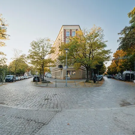 Daire Homely - Loft, Terrace, Near Ostkreuz I Free Parking *